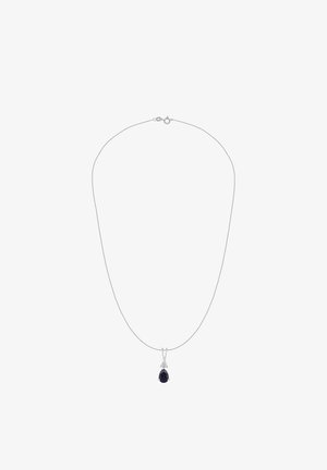 Zilveren ketting met een peervormige hanger van donkere edelsteen, geaccentueerd met kleine heldere steentjes bij de oogje, met een gladde textuur.