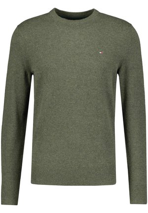 Pull ras du cou en maille vert olive pour homme, manches longues, avec petit logo rectangulaire sur le côté gauche de la poitrine.