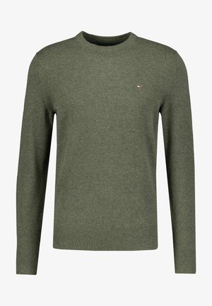 Jersey de punto de hombre color verde oliva con cuello redondo, mangas largas y pequeño logo rectangular en el pecho izquierdo.