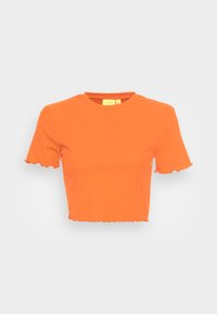 Camiseta cortada laranja feita de tecido macio, com gola redonda e mangas curtas com bordas rendadas. Design simples sem padrões.