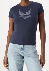 T-shirt manica corta blu navy in cotone con design di ali in strass argentati e testo, con una vestibilità aderente e scollatura rotonda.