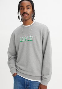 Levi's® RELAXED GRAPHIC CREWNECK SWEATSHIRT - Felpa - headline logo midtone heather grey