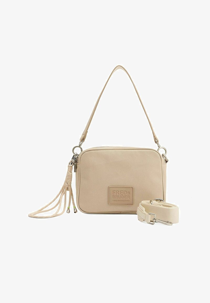 Bolso cruzado beige hecho de tela texturizada con forma rectangular. Cuenta con una correa desmontable y acentos con flecos. Parche con el logotipo en el frente.