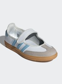 Biela a sivá topánka s modrými pruhmi, semišovou špičkou, nastaviteľným remienkom a gumovou podrážkou s textúrovaným gripom. Otvorený dizajn pre priedušnosť.
