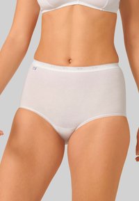 Mutandine bianche in cotone a vita alta con bordo in pizzo nella cintola, caratterizzate da una trama liscia e un design aderente.