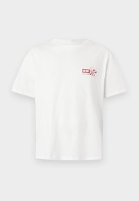 Witte katoenen t-shirt met een ronde hals en korte mouwen, met een rood grafisch ontwerp en tekst op de bovenste linkerborst.
