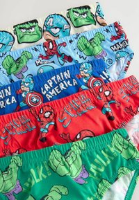 Fem par barnkalsonger med färgglada superhjältekarraktärer: Hulk, Spider-Man och Captain America på bomullstyg med elastiska midjeband.