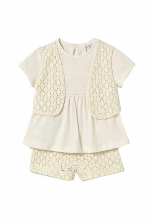 Completo due pezzi color crema composto da una maglietta a maniche corte con un gilet in pizzo e pantaloni corti in pizzo abbinati, con un design peplum.