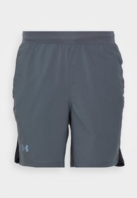 Graue Sportshorts aus leichtem Material. Sie verfügen über einen elastischen Bund und ein hellblaues Logo auf der Vorderseite, sowie seitliche Mesh-Einsätze.