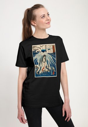 Sort T-shirt med et farverigt tryk af oceanbølger og en figur i blå, hvide og røde toner på blødt bomuldsstof.