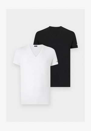 Δύο απλά T-shirts με V λαιμό, ένα λευκό και ένα μαύρο, εμφανίζονται σε λευκό φόντο, και τα δύο με κοντά μανίκια και μικρά λογότυπα στα μανίκια.