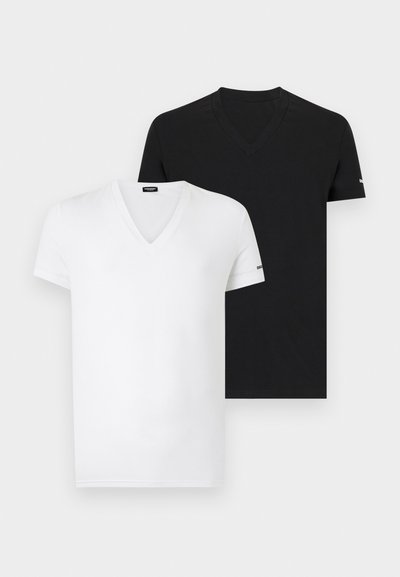 Δύο απλά T-shirts με V λαιμό, ένα λευκό και ένα μαύρο, εμφανίζονται σε λευκό φόντο, και τα δύο με κοντά μανίκια και μικρά λογότυπα στα μανίκια.