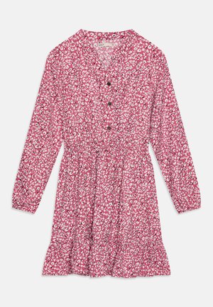 Robe imprimé léopard rouge et blanc, manches longues, boutonnage sur le devant, taille froncée, ourlet à volants et texture de tissu doux.