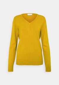 Gul stickad tröja med V-ringning, långa ärmar, ribbat avslut längst ner och vid ärmsluten. Mjuk textur, något figurnära passform.