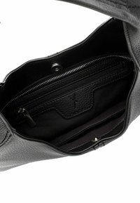 Sac à main en cuir noir avec une surface texturée, des poches zippées et ouvertes, un fermoir à pression magnétique et une doublure en tissu à l'intérieur.