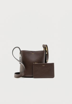 Sac seau en cuir brun foncé avec bandoulière ajustable et pochette assortie zippée, toutes deux embossées de petits logos de marque dorés.