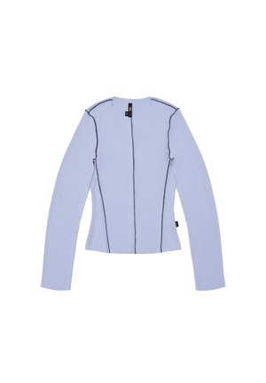 Lichtblauw longsleeve shirt met een geribbelde textuur, voorzien van zwarte stiksels langs de naden en een ronde halslijn. Ritsluiting aan de voorkant.