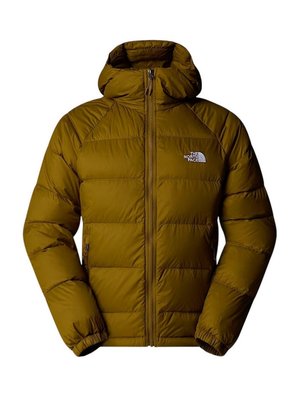 Giacca isolante con zip, di colore verde oliva, con cappuccio, cuciture orizzontali, polsini elastici e un logo sulla parte superiore sinistra del petto.