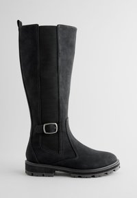 Hoher schwarzer Lederstiefel mit elastischem Seitenpanel, silberner Schnalle nahe dem Knöchel und robuster Sohle, im linken Profil vor einfachem Hintergrund gezeigt.