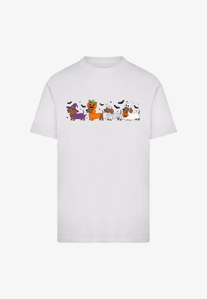 Weißes T-Shirt mit kurzen Ärmeln, das cartoonartige Hunde in Kostümen zeigt: eine Hexe, einen Kürbis, eine Mumie und ein Gespenst, umgeben von schwarzen Fledermäusen und Sternen.