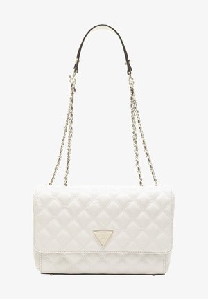 Sac d'épaule blanc matelassé avec bandoulière chaîne argentée et logo triangulaire Guess sur la fermeture à rabat avant.