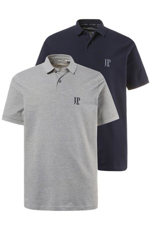 To kortærmede polo skjorter, en grå og en navy, hver med en lille "JP 1880" logo på venstre bryst.