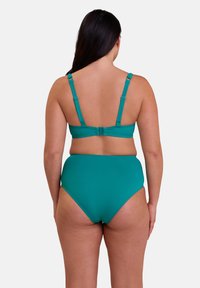 Bikini deux pièces bleu canard avec bretelles réglables, bas taille haute et texture lisse. Le dos présente une fermeture à agrafe au niveau du soutien-gorge.
