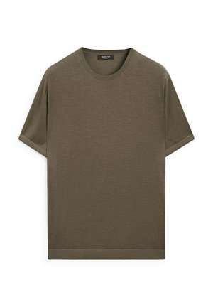 Olivengrøn t-shirt med korte ærmer lavet af blød bomuld. Den har en rund halsudskæring og en lige kant, med minimale stikninger.