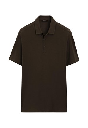 Polo shirt à manches courtes de couleur marron foncé avec un col et trois boutons sur la patte de boutonnage, présenté sur un fond blanc.