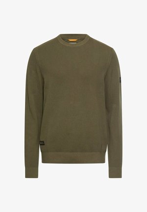 Olivengroene trui met een getextureerd breipatroon, ronde hals, lange mouwen en geribde boorden en zoom. Heeft een klein logopatch aan de zijkant.