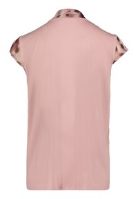 Haut sans manches rose pâle avec un dos uni texturé et un design de cou à motifs. Tissu léger, coupe décontractée, style minimaliste.