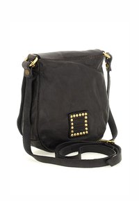 Borsa a tracolla in pelle nera con dettagli in borchie dorate, un elemento metallico rettangolare e una singola tracolla regolabile. Texture liscia e forma arrotondata.
