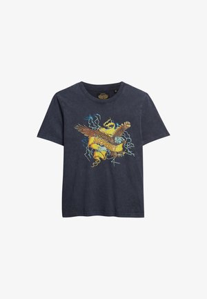 Marineblå bomulds T-shirt med et grafik af en ørn med gule accenter, lynmotiver og ordet "SUPERDRY" i centrum.