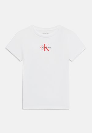 Hvit kortermet T-skjorte med rød og svart "Calvin Klein"-logo midt på brystet.