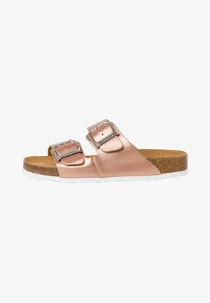 Sandali a scivolo in pelle metallizzata color oro rosa, con due fibbie regolabili, soletta in sughero e suola in gomma bianca per una migliore aderenza.