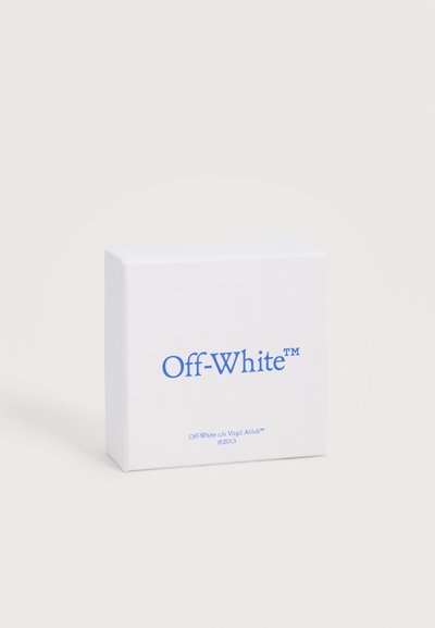 Λευκό ορθογώνιο κουτί με το κείμενο «Off-White™» σε μπλε στο κέντρο, και μικρότερο κείμενο από κάτω που γράφει «Off-White c/o Virgil Abloh™ ©2013».