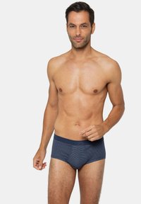 Dunkelblaue Boxershorts mit Streifen und einem einfarbigen Bund, aus weichem Stoff gefertigt. Das Design zeichnet sich durch eine taillierte Form und eine glatte Textur aus.