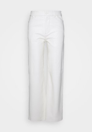 Λευκό παντελόνι με ίσια γραμμή, κλείσιμο με κουμπί και φερμουάρ, θηλιές για ζώνη και μπροστινές τσέπες, παρουσιασμένο σε λευκό φόντο.