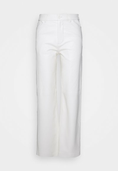 Λευκό παντελόνι με ίσια γραμμή, κλείσιμο με κουμπί και φερμουάρ, θηλιές για ζώνη και μπροστινές τσέπες, παρουσιασμένο σε λευκό φόντο.