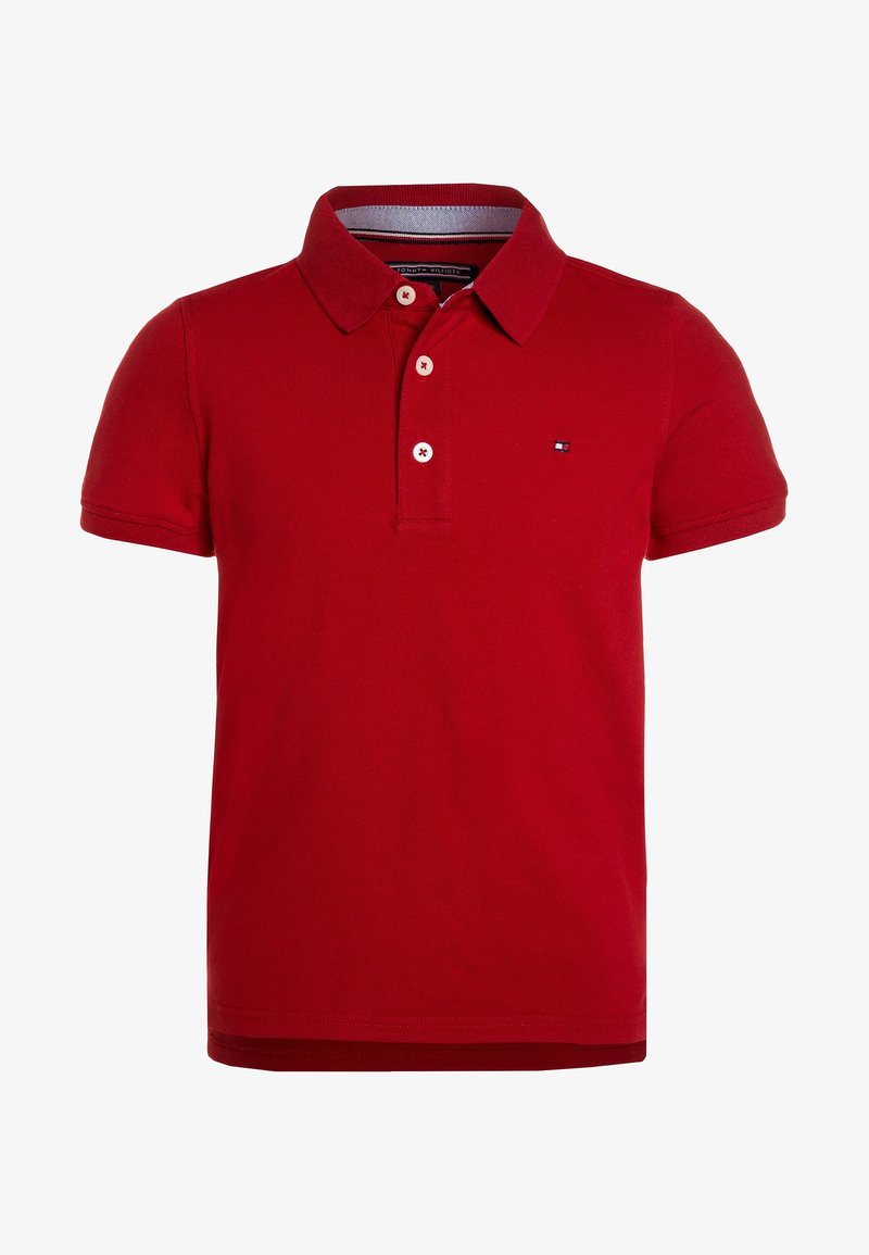 Polo rouge avec un col, des manches courtes et une patte de boutonnage. Présente un petit logo sur le côté gauche et un col intérieur contrastant.