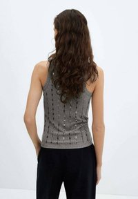 Grijs geribd tanktop met verticale paillettenstrepen, nauwsluitend ontwerp en een ronde halslijn. Gladde textuur, mouwloos, met een verlengde achterkant.