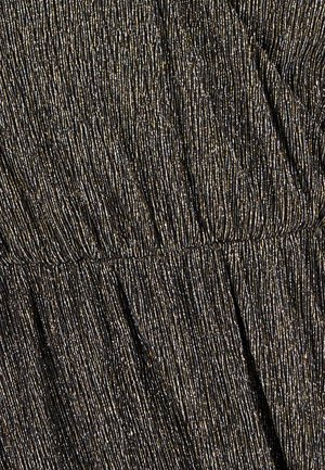 Schwarzer, strukturierter Stoff mit dünnen, vertikalen Gold- und Silberfäden. Verfügt über geraffte Details, die Wellen und ein schichtartiges Aussehen erzeugen.