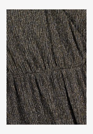 Tessuto nero strutturato con sottili fili d'oro e d'argento disposti verticalmente. Presenta dettagli arricciati che creano increspature e un aspetto a strati.