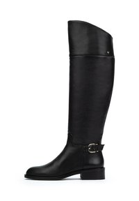 Bota de cuero negro hasta la rodilla con textura suave, punta redondeada, tacón bajo y detalle de hebilla lateral. Diseño único del eje alto.