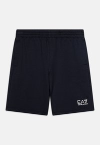 Námornícke modré športové šortky vyrobené z jemného materiálu, s elastickým pásom, bočnými vreckami a bielym logom EA7 na dolnej ľavej nohe.