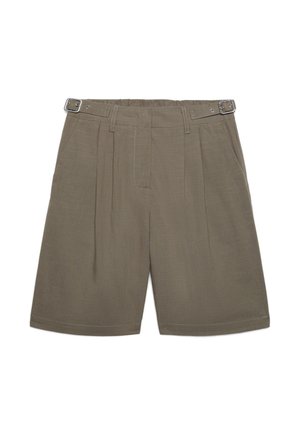 Khakifarbene, maßgeschneiderte Shorts mit seitlichen Verstellern, Gürtelschlaufen und vorderen Falten vor weißem Hintergrund.