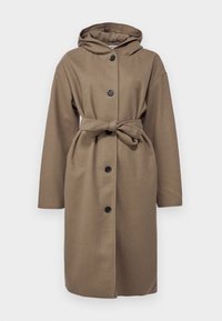 Manteau marron à capuche avec une taille ceinturée, cinq boutons noirs sur le devant, manches longues et tissu doux et texturé.