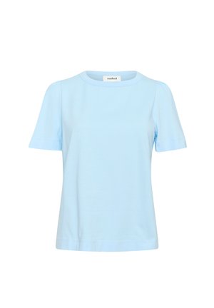 Svetlo modra bombažna majica z okroglim izrezom, kratkimi rokavi in ravnim robom. Mehka tekstura, brez vidnih vzorcev ali okraskov.