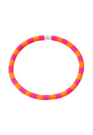 Bracelet extensible avec perles plates alternées orange et rose et un petit fermoir en argent gravé d'une icône papillon.
