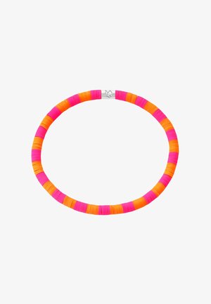 Bracelet extensible avec perles plates alternées orange et rose et un petit fermoir en argent gravé d'une icône papillon.